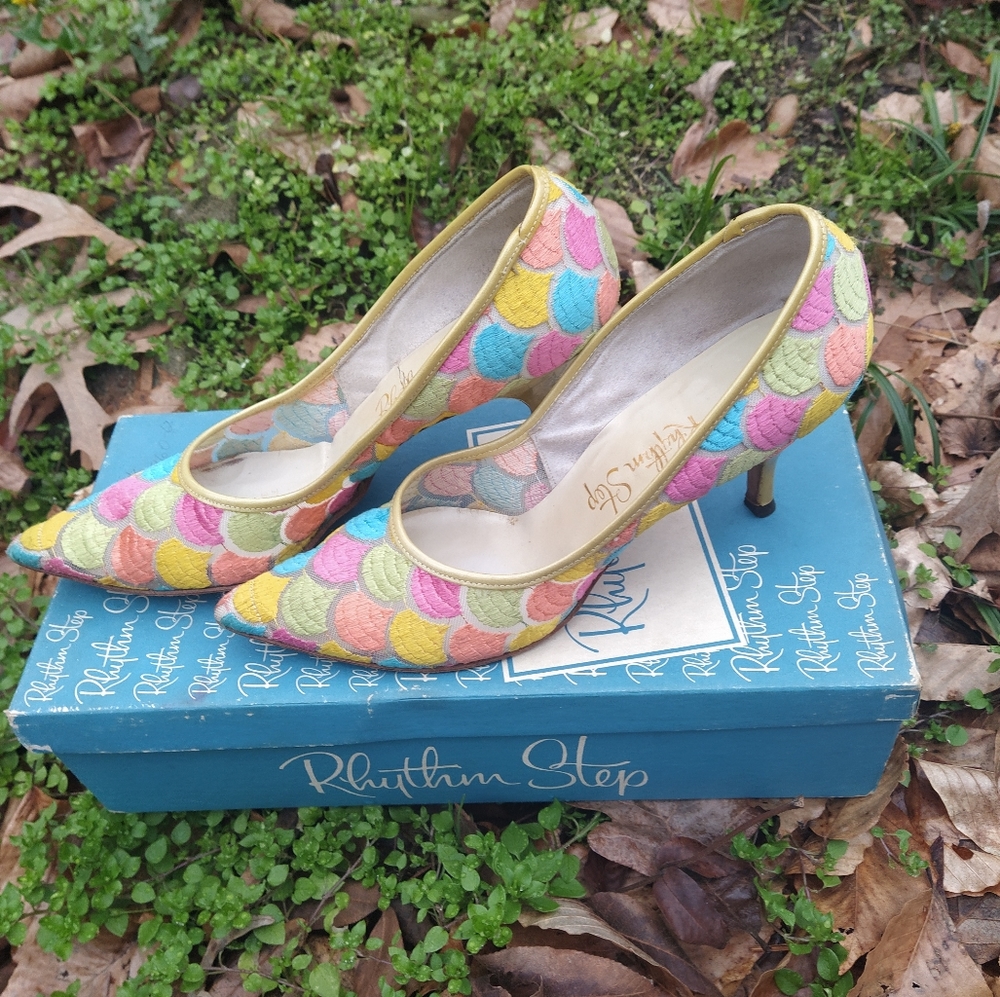Vtg Embroidered Mesh Pumps
